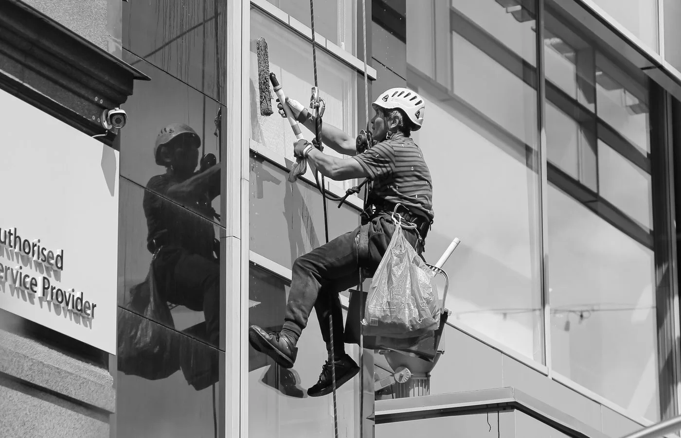 Limpieza profesional de cristales de edificio