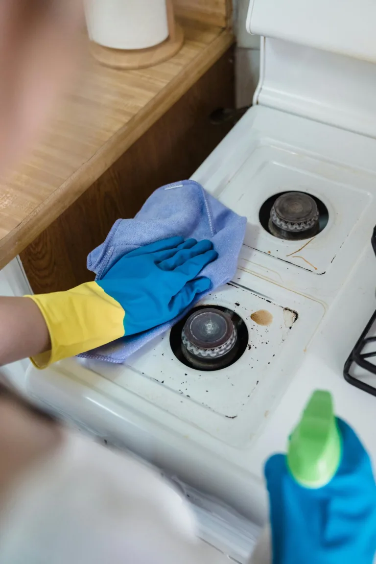 Limpieza profunda de cocina tras un incendio
