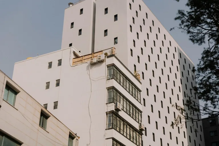 Edificio con fachada limpia en Murcia
