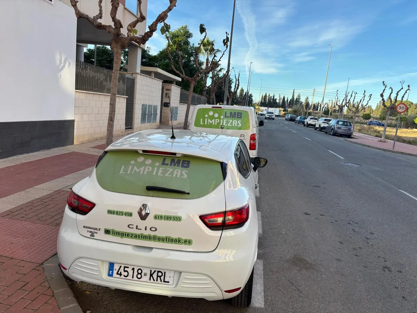 Personal de Limpiezas LMB en un servicio